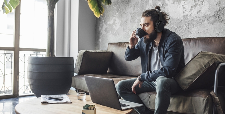 JBL Tour One M2_Lifestyle