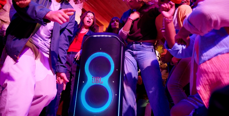 JBL Partybox Ultimate_Lifestyle 1