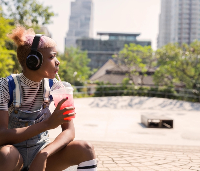 JBL_Live_770NC_Lifestyle Image_Black