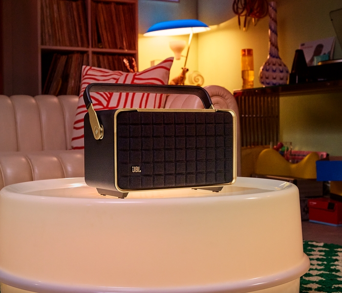 JBL Authentics 300_Lifestyle