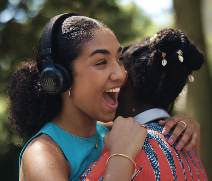 JBL_Live_670NC_Lifestyle Image_Black