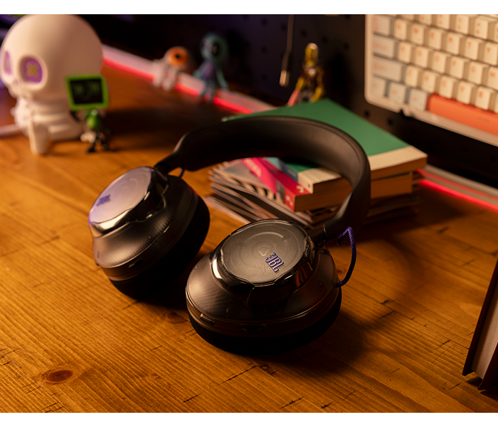 JBL_Quantum_520X-lifestyle02-black