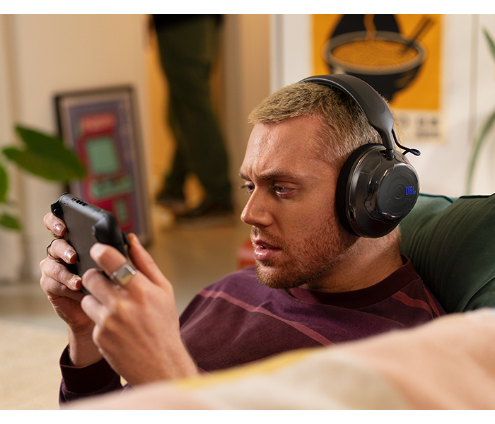JBL_Quantum_520X-lifestyle01-black