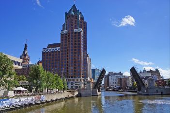 Associated Bank undertakes renovations at the Milwaukee Center office tower