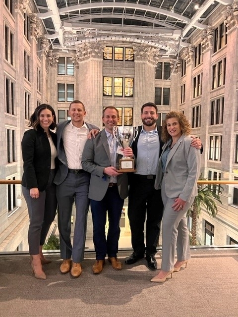 Marilka Vélez (far right) and her MBA team with the ACG trophy