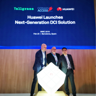 From left to right: Reindert Hommes, CEO of the Netherlands' Tallgrass , Lothar Frischholz, CTO of German Access, Chen Wenbo, Vice President of Huawei Enterprise Transmission Network Product Line