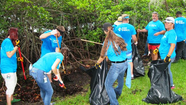 Duke Energy Florida’s ‘Army of Blue’ invades Bay Pines VA Healthcare System with holiday helpers