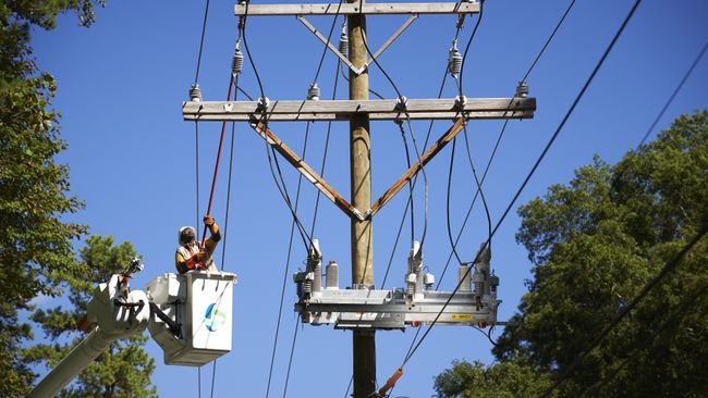 Duke-Energy-Lineman-At-Work02