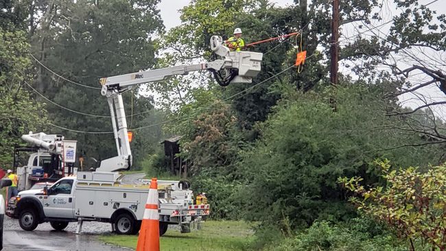 Duke Energy continúa restaurando la energía en las Carolinas; 830,000 clientes ya tienen restablecida la electricidad  