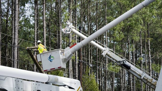 Duke Energy crews assess damage, restore power for thousands of customers across Carolinas