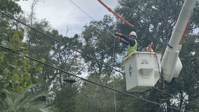 Duke Energy planea restaurar el suministro eléctrico al 95% de los clientes afectados por el huracán Idalia esta noche, excepto aquellos en las áreas más afectadas.