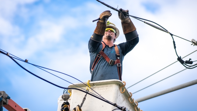 Duke Energy Florida restores power for several counties impacted by Hurricane Milton; outages decrease from 1 million to approximately 105,000