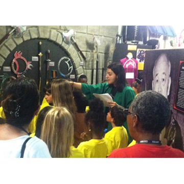 KIDS-VISIT-MUSEUM-1