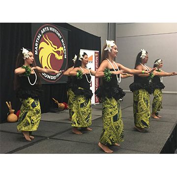 Hawaiian dancers