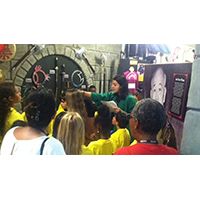 KIDS-VISIT-MUSEUM-1B