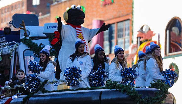 20161130Parade2015Cheer_700