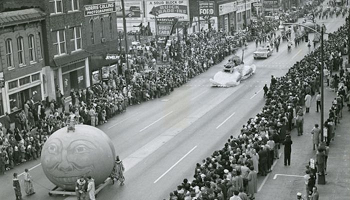20161130ParadeHistoric2_700