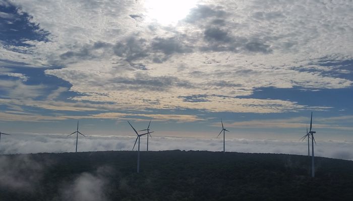 20151005_092836_WhiteClouds_700x400