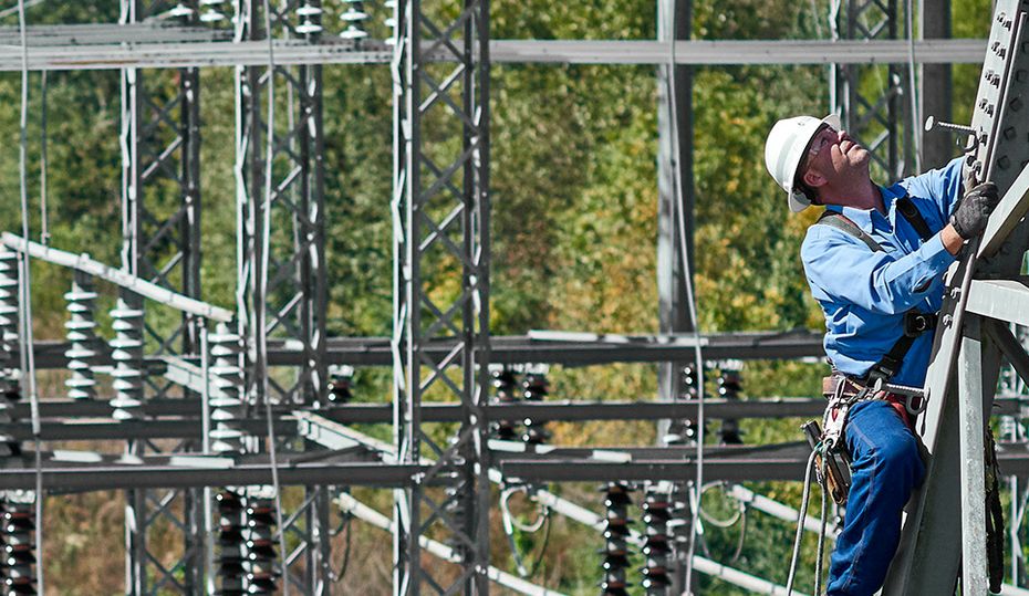 How to become an energy company lineworker