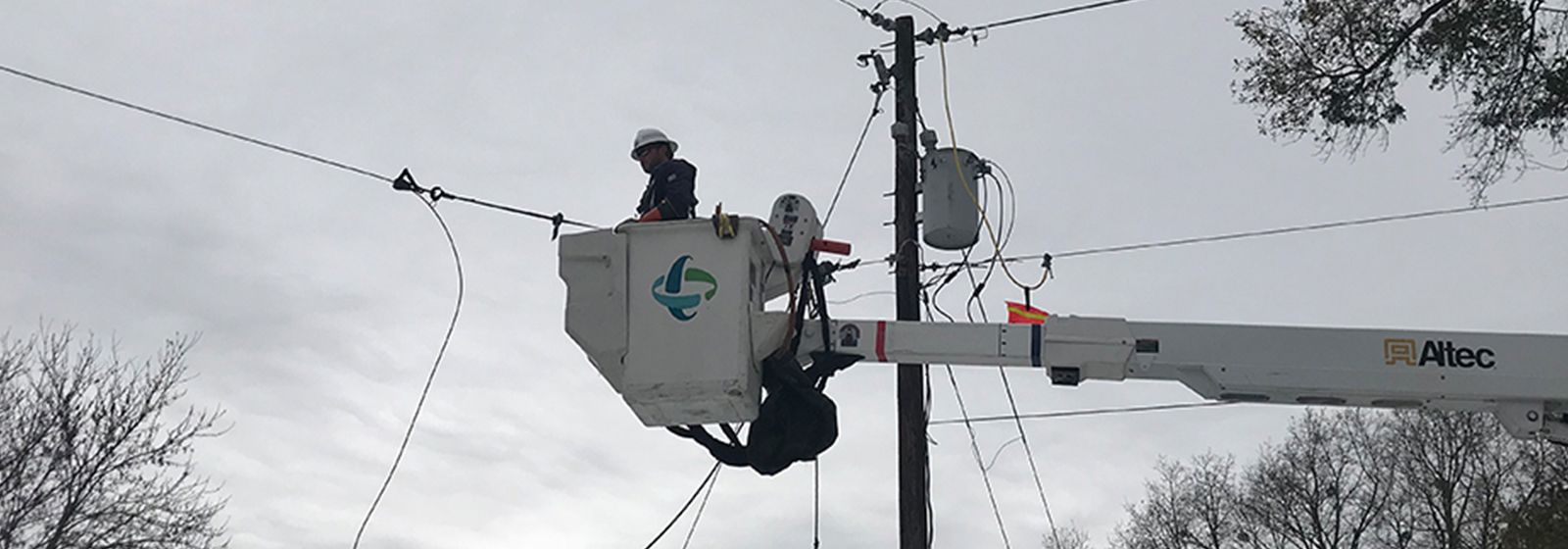 Lineworkers restored power while snow fell for second day