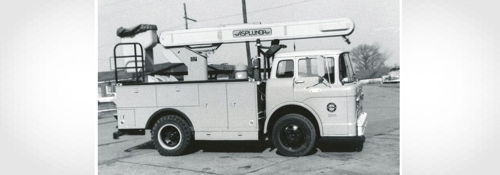 Retro photos: So many bucket trucks