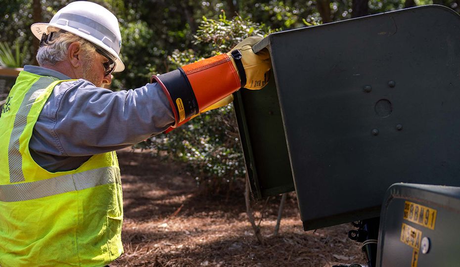 How lineworker Mike Elliott makes the grid stronger for customers