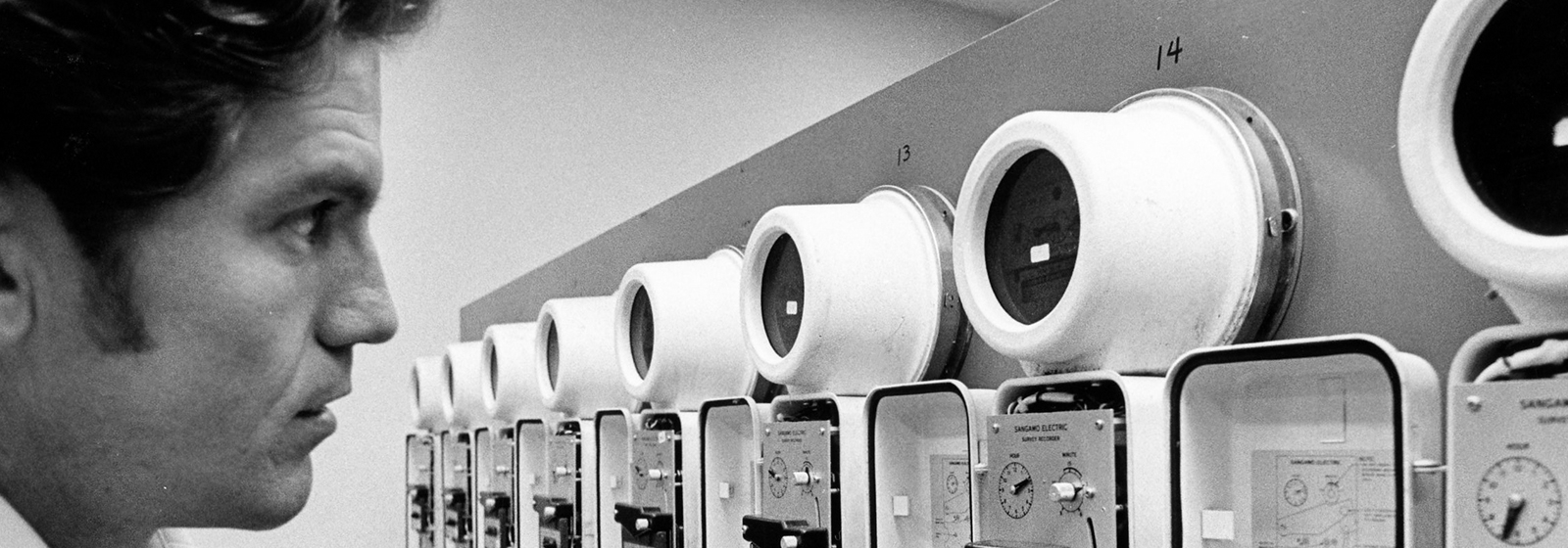 Retro photos: Meter, meter on the wall