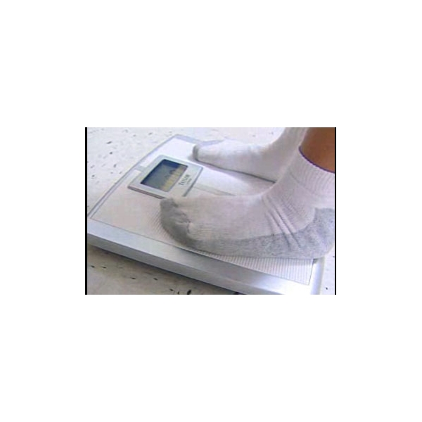 child%27s+feet+on+scale