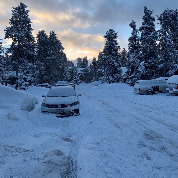 Cars+parked+in+the+snow