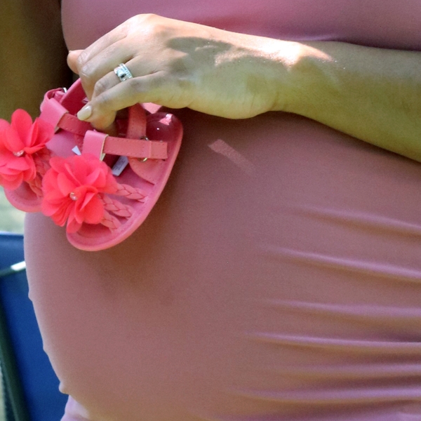 Pregnant+mom+in+pink