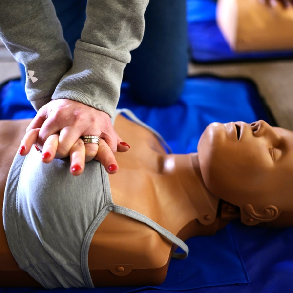 CPR+on+female+manikin