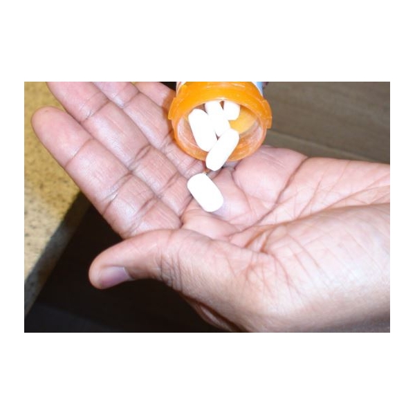 Opioid-+pouring+into+hand