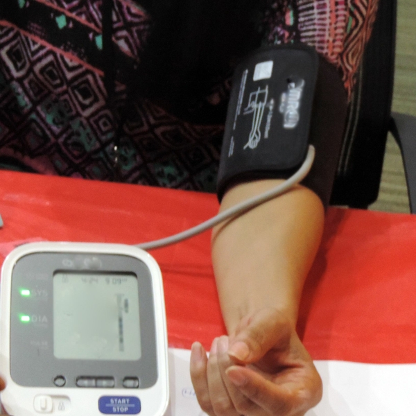 blood+pressure+check+-+woman