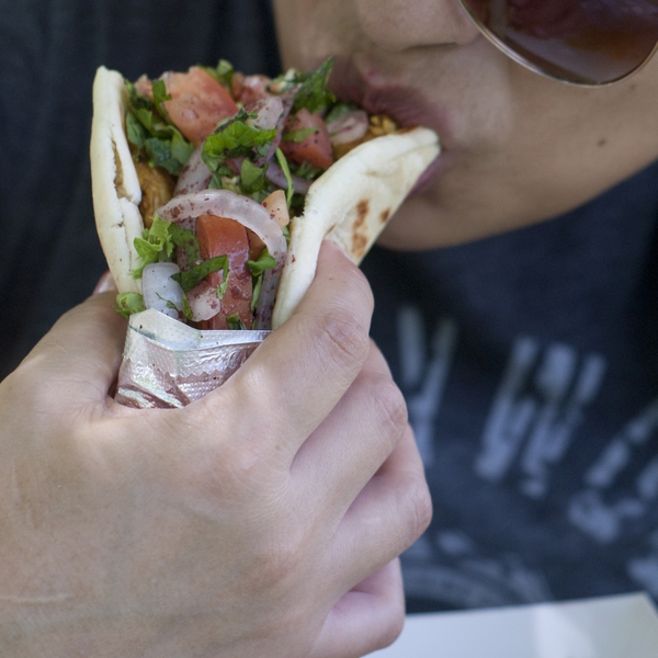 Eating+a+taco+with+veggies