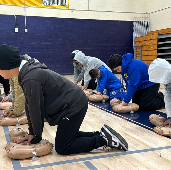 Kids+and+teens+learning+CPR+at+NFL+event