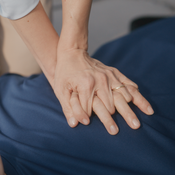 Hands-Only+CPR+on+a+mannequin