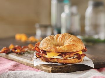 HAPPY NATIONAL SANDWICH DAY: DUNKIN’ DONUTS INTRODUCES SWEET BLACK PEPPER BACON BREAKFAST SANDWICH