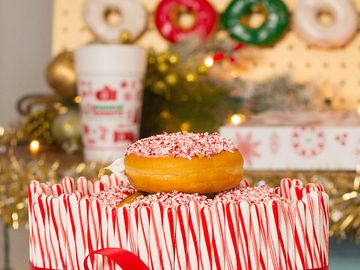 Get Festive With These Candy Cane Crunch Cake and Donut Wall Recipes from Cooking Panda Get Festive With These Candy Cane Crunch Cake and Donut Wall Recipes from Cooking Panda