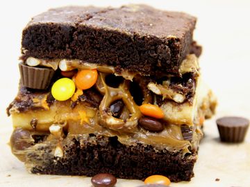 Dunkin's Chef Jeff And REESE’S® Chef Darren Present: The REESE’S® Peanut Butter Square and Caramel Brownie Sandwich Dunkin's Chef Jeff And REESE’S® Chef Darren Present: The REESE’S® Peanut Butter Square and Caramel Brownie Sandwich