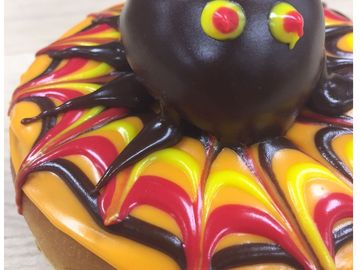 How to Decorate A Dozen DIY Spider Donuts This Halloween How to Decorate A Dozen DIY Spider Donuts This Halloween
