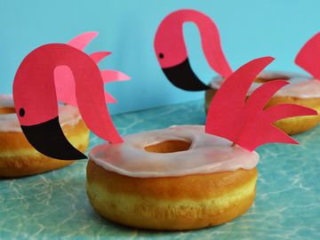 Celebrate Summer with These Trendy DIY Flamingo Float Donuts Celebrate Summer with These Trendy DIY Flamingo Float Donuts