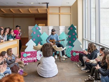 Dunkin’ Surprises Patients at the University of Vermont Children’s Hospital with Special Noah Kahan Appearance Dunkin’ Surprises Patients at the University of Vermont Children’s Hospital with Special Noah Kahan Appearance
