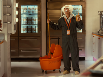 Kristen Wiig Dunkalatte Janitor