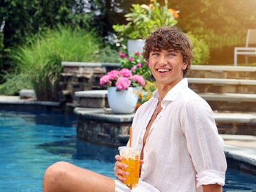 DUNKIN’® CROWNS GAVIN CASALEGNO ‘KING OF SUMMER’ WITH THE LAUNCH OF NEW GOLDEN HOUR DUNKIN’ REFRESHER 