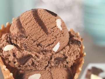 Baskin-Robbins Celebrates “Chocoholics” Nationwide with January Flavor of The Month, Chocoholic’s Resolution Baskin-Robbins Celebrates “Chocoholics” Nationwide with January Flavor of The Month, Chocoholic’s Resolution