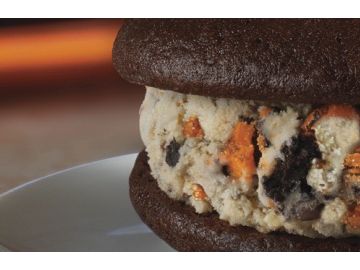 BASKIN-ROBBINS ADDS A TWIST TO A CLASSIC DESSERT WITH THE INTRODUCTION OF ICE CREAM WHOOPIE PIES BASKIN-ROBBINS ADDS A TWIST TO A CLASSIC DESSERT WITH THE INTRODUCTION OF ICE CREAM WHOOPIE PIES