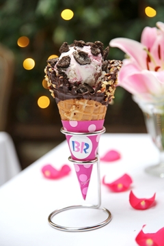 Lisa Vanderpump_Baskin Robbins Fancy Cone_2