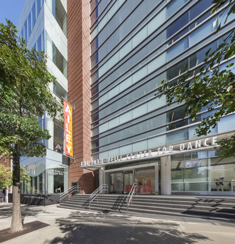 Entrance to The Joan Weill Center for Dance with the Elaine Wynn & Family Education Wing. © Frederick Charles, fcharles.com.