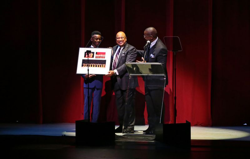 Former AileyCamper presenting Honoree and Board Member Anthony A. Lewis' gift at the 2022 Ailey Spirit Gala