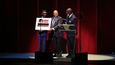 Former AileyCamper presenting Honoree and Board Member Anthony A. Lewis' gift at the 2022 Ailey Spirit Gala